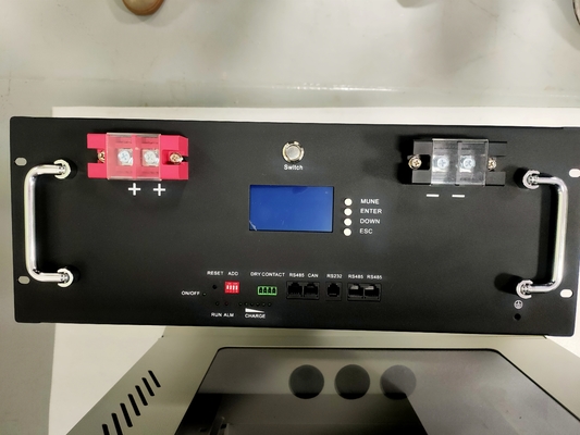 La batterie Lifepo4 est empilée à l'aide d'une pile de 48V 100Ah.