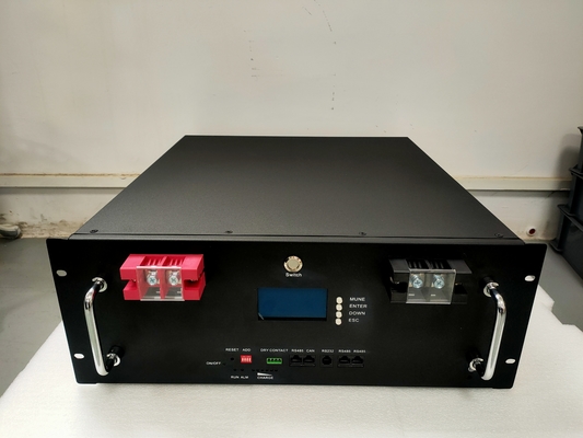 La batterie Lifepo4 est empilée à l'aide d'une pile de 48V 100Ah.