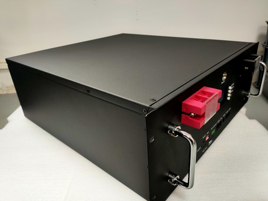 La batterie Lifepo4 est empilée à l'aide d'une pile de 48V 100Ah.