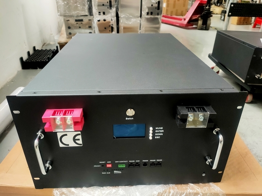 La batterie Lifepo4 est empilée à l'aide d'une pile de 48V 100Ah.