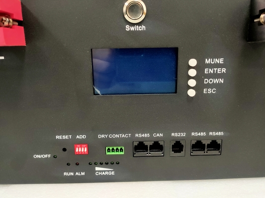 La batterie Lifepo4 est empilée à l'aide d'une pile de 48V 100Ah.