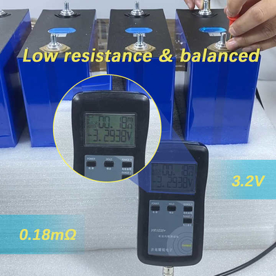 une batterie au lithium-ion prismatique de 3,2 v 50Ah 100Ah 200Ah 280Ah 320Ah